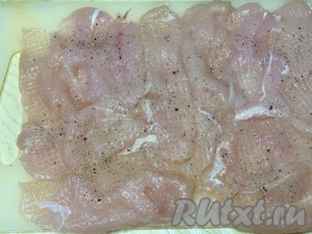 Посолить, поперчить отбитые кусочки куриного мяса.&nbsp;