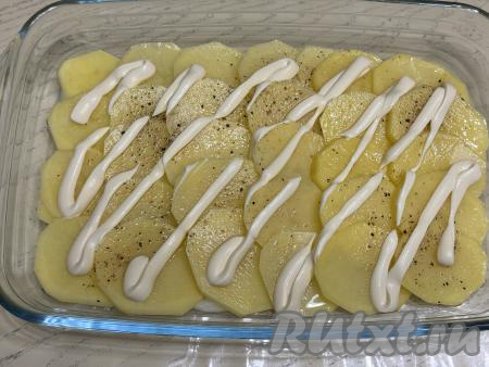 Нанести на картошку сетку из майонеза.&nbsp;