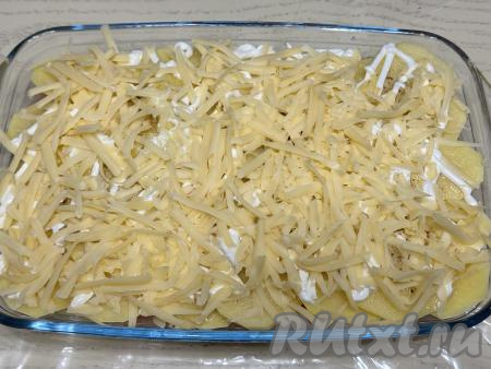 Сыр натереть на крупной тёрке и равномерно распределить поверх картошки.&nbsp;