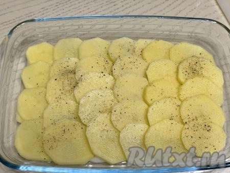 Посолить и поперчить слой картошки.&nbsp;