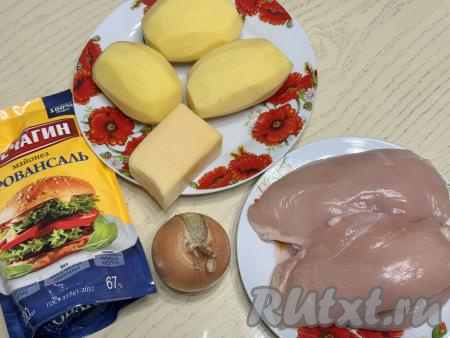 Подготовить продукты для приготовления картошки по-французски с курицей и сыром в духовке. Картошку и лук почистить. Куриное филе промыть водой, обсушить.
