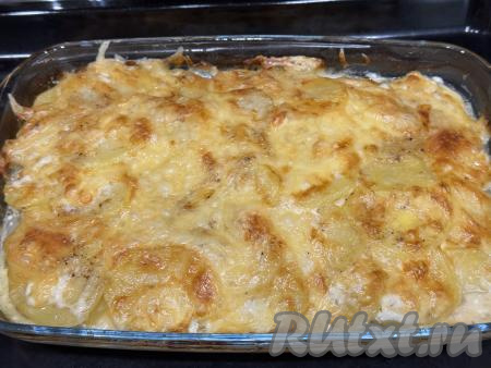 Влить в форму 100 миллилитров воды. Накрыть форму фольгой, поставить в разогретую до 180 градусов духовку, запекать картошку по-французски с курицей и сыром&nbsp;50 минут. Готовность проверять по картошке, она должна легко прокалываться ножом. Если картошка по прошествии 50 минут останется твердоватой, тогда немного увеличьте время приготовления блюда под фольгой в духовке.