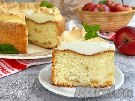 Шарлотка с яблоками и безе