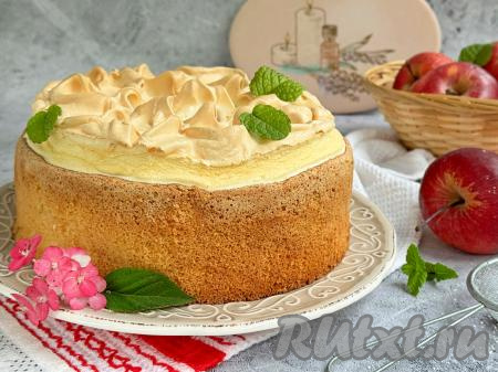 Переложить шарлотку с яблоками и безе на решётку и дождаться, когда она полностью остынет.