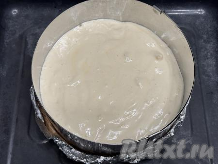 Выложить тесто в разъёмную форму  диаметром&nbsp;20 сантиметров. Я в качестве формы для выпечки использовала разъёмное кулинарное кольцо без дна диаметром 20 сантиметров, предварительно сформировав дно из слоя фольги и слоя пергамента. Получившуюся форму поставила на противень и выложила в неё тесто. Такое кулинарное кольцо очень высокое, если будете использовать обычную разъёмную форму, то она намного ниже, я советую перед выкладыванием теста сделать бортики из пергамента, чтобы потом можно было легко разместить безе.