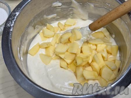 Яблоки очистить от кожуры, удалить семенную коробочку с семечками. Нарезать яблоки на тонкие ломтики и добавить в тесто.