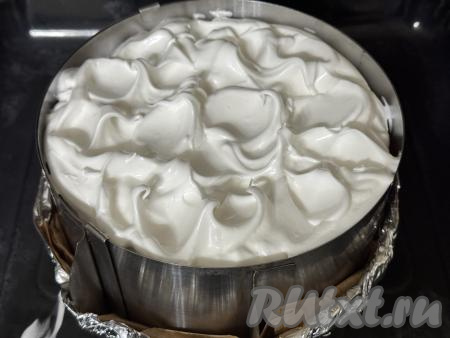 Готовую шарлотку достать из духовки. Сверху на шарлотку с яблоками выложить взбитые белки. Сформировать ложкой волны на поверхности белков и снова отправить в&nbsp; духовку.