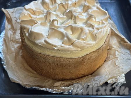 Выпекать ещё 10 минут (до готовности безе). Сверху безе должно держать форму и быть плотным. Вынуть готовый пирог из духовки, слегка остудить в форме, а затем снять бортики формы.
