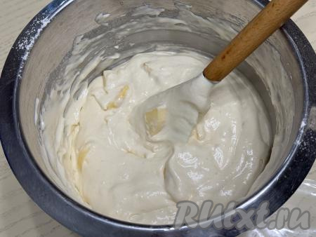 Аккуратно вмешать ломтики яблок в тесто, равномерно распределяя их по всему тесту, но при этом, стараясь не сбить воздушность теста.