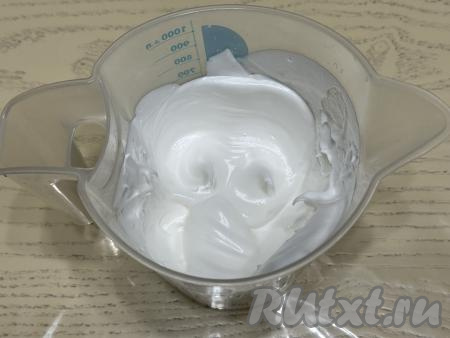 Затем, постепенно подсыпая сахар, взбивать белки до стойких пиков (я обычно взбиваю минут 8).