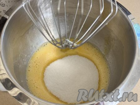 Всыпать в чашу миксера сахар и взбивать ещё 5 минут на максимальной скорости миксера.