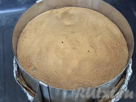 Выпекать шарлотку с яблоками в духовке, разогретой до 180 градусов, минут 40. Готовность пирога можно проверить, проткнув шарлотку в центре сухой деревянной зубочисткой. Если на зубочистке после прокалывания выпечки не будет следов теста, значит пирог готов.