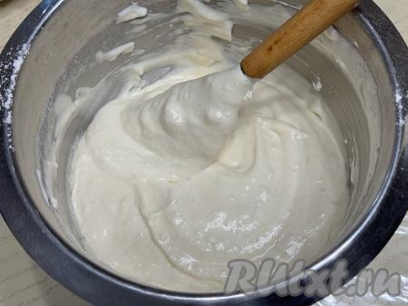 Перемешать тесто лопаткой аккуратными движениями, стараясь не сбить воздушность яиц. Затем подсыпать муку небольшими порциями и аккуратно вмешивать её в тесто. Тесто должно получиться очень лёгким и воздушным, по консистенции напоминать сметану средней жирности. В зависимости от размера яиц, качества муки, может потребоваться чуть больше или меньше муки, чем указано в ингредиентах, поэтому ориентируйтесь именно на густоту замешиваемого теста.