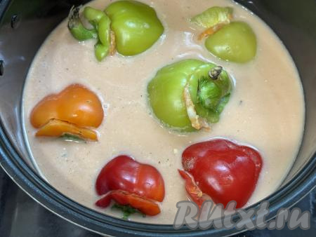 Влить соус в чашу мультиварки.