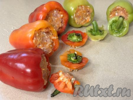 Наполнить перцы начинкой из фарша и риса.&nbsp;