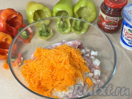 Сюда же выложить очищенную и натёртую на мелкой тёрке морковь.&nbsp;