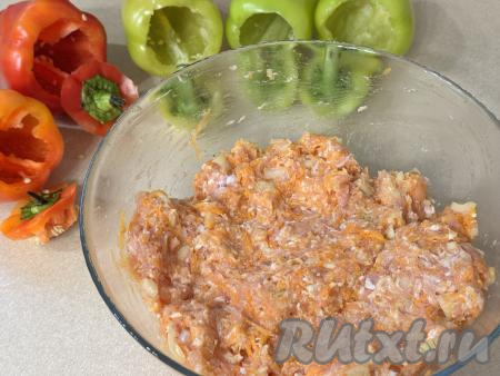 Хорошо перемешать содержимое миски и начинка для фарширования перцев готова.&nbsp;
