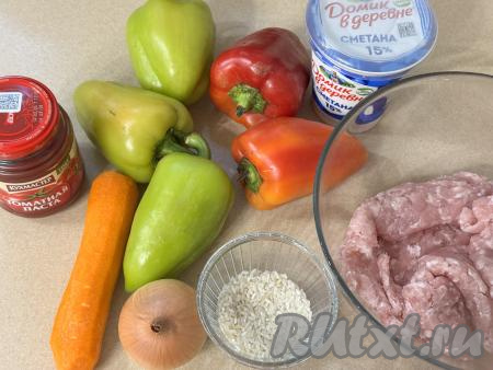 Подготовить продукты для приготовления фаршированного перца в томатно-сметанном соусе в мультиварке. Для фарширования перцев можно взять как покупной фарш, так и приготовленный в домашних условиях. Для получения фарша я взяла кусочки свинины (можно взять и мясо курицы, индейки или говядины) и пропустила их через мясорубку в миску.&nbsp;