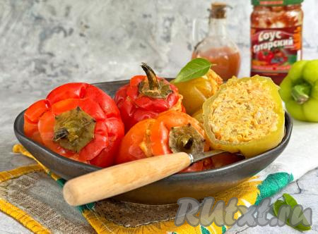 Фаршированные перцы разложить из чаши мультиварки по тарелкам и, полив томатно-сметанным соусом,&nbsp;в горячем виде подать к столу.&nbsp;