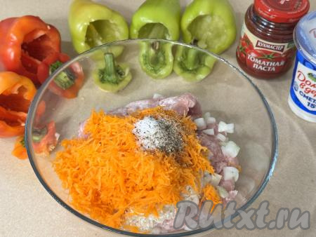 В миску с фаршем, рисом и овощами добавить соль по вкусу и любые специи.&nbsp;