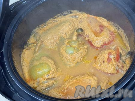 Установить чашу с фаршированными перцами в томатно-сметанном соусе в мультиварку, закрыть крышку, выставить режим "Тушение" на 1 час. После звукового сигнала мультиварки блюдо будет полностью готово.