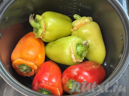Фаршированные болгарские перцы накрыть "крышечками" и выложить в чашу мультиварки.&nbsp;