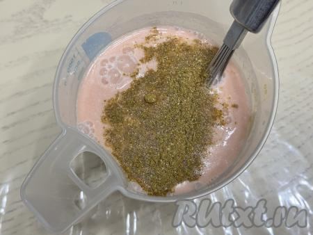 Для получения соуса нужно в достаточно глубокую ёмкость выложить сметану любой жирности, томатную пасту, муку, влить воду, всыпать соль, специями, перемешать получившийся томатно-сметанный&nbsp;соус венчиком.&nbsp;