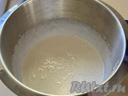 Взбить миксером на максимальной скорости сахар с яйцами в течение 4 минут (яичная масса должна посветлеть, стать более пышной).