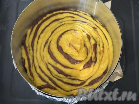 Таким образом, чередуя и используя постепенно всё тесто, сформировать весь пирог. Выпекать тыквенный пирог "Зебра" в духовке, разогретой до&nbsp;190 градусов 40 минут.&nbsp;