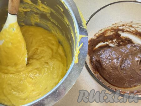 В результате в одной миске у нас будет жёлтое тыквенное тесто, а в другой - шоколадное тесто.&nbsp;