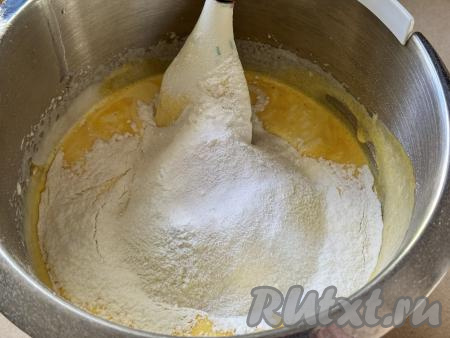 Просеять всю муку в отдельную миску, затем отложить 2 столовых ложки муки (эти 2 столовых ложки муки нам потребуются в дальнейшем). В тыквенно-яичную смесь всыпать разрыхлитель, частями начать добавлять оставшуюся в миске муку, каждый раз полностью вмешивая её в тесто.&nbsp;