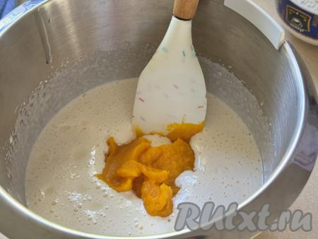 К яйцам, взбитым с сахаром, добавить растительное масло, соль и тыквенное пюре.