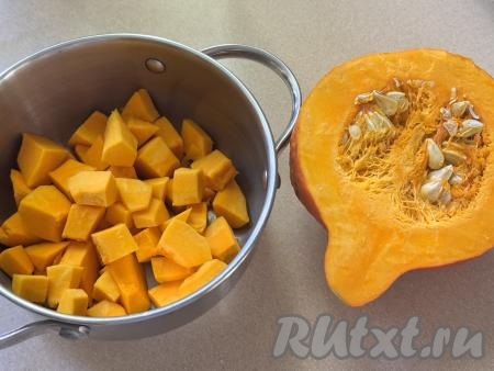 200 грамм тыквы, очищенной от кожуры и семян, нарезать на небольшие кубики, выложить в кастрюлю.