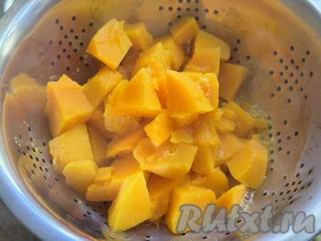 Сварившуюся тыкву откинуть на дуршлаг и оставить на несколько минут, чтобы стекла вода и тыква остыла.&nbsp;