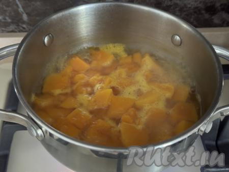 В кастрюлю с тыквой влить столько воды, чтобы она полностью покрывала тыкву, поставить на огонь. С момента закипания воды варить тыкву на небольшом огне до мягкости (минут 20).