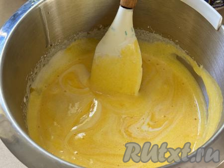 Перемешать тыквенно-яичную смесь лопаткой до однородности.