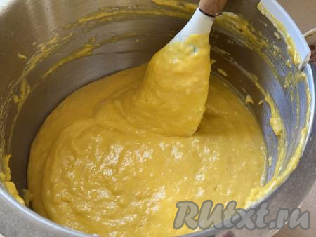 Добавляя частями муку и хорошо вмешивая её, учитывайте, что тесто должно получиться однородным, напоминающим сметану средней жирности, как на фото. В зависимости от сочности тыквы, величины яиц, качества муки, для замешивания теста может потребоваться немного больше или меньше муки, главное - ориентироваться на густоту теста.