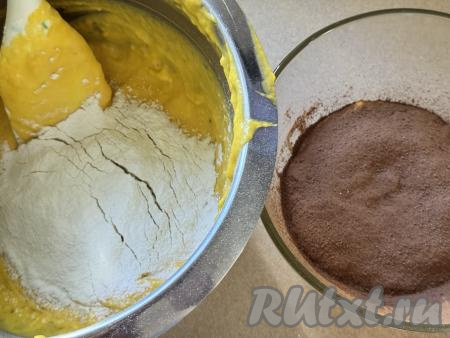 Получившееся тесто разделить на 2 равные части, разложив по 2 мискам. В одну миску с тестом добавить ранее отложенные 2 столовых ложки муки, перемешать лопаткой. В другую миску всыпать какао, перемешать лопаткой.&nbsp;