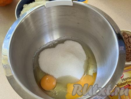 В чашу миксера всыпать сахар, добавить яйца.&nbsp;