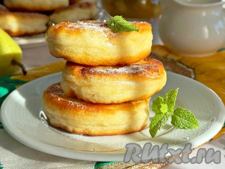 Оладьи с грушей, приготовленные из теста, замешанного на молоке без дрожжей, можно подавать и тёплыми, и остывшими - в любом случае будет очень вкусно.