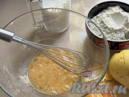 В достаточно глубокую миску разбить яйцо, всыпать соль, взбить с помощью венчика до образования однородной массы.