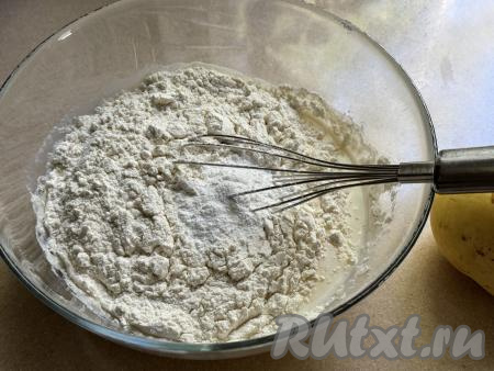 Добавить в миску 100 грамм муки и весь разрыхлитель, перемешать венчиком.