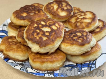 Готовые оладушки переложить на тарелку. Постепенно пожарить все оладьи, периодически перемешивая тесто и подливая в сковороду масло по мере необходимости. Обычно из предложенного количества ингредиентов получаются 13-14 воздушных оладий.