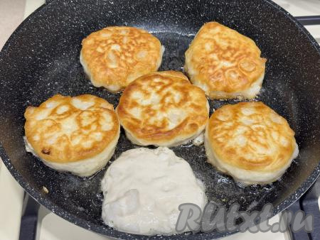 Жарить оладьи с грушей с двух сторон до золотистого цвета&nbsp;(минуты по 2-3 минуты с каждой стороны) на среднем огне.