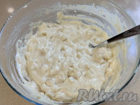 Затем подсыпать по 1 столовой ложке оставшуюся муку, хорошо вмешивая её в тесто столовой ложкой. Итоговое тесто для оладий с грушей должно походить на в меру густую сметану, как на фото, оно будет медленно стекать с ложки. Муки может потребоваться как больше, так и меньше, чем указано в ингредиентах, так как многое зависит и от размера яиц, и от сочности груши. Поэтому я советую подсыпать муку порциями и следить за получающейся консистенцией теста.