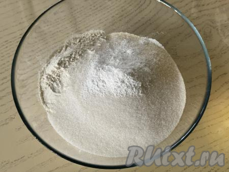 В миске соединить муку, манку, сахар и разрыхлитель.