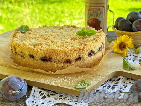 Переложить пирог на тарелку или плоскую доску и подать к столу.