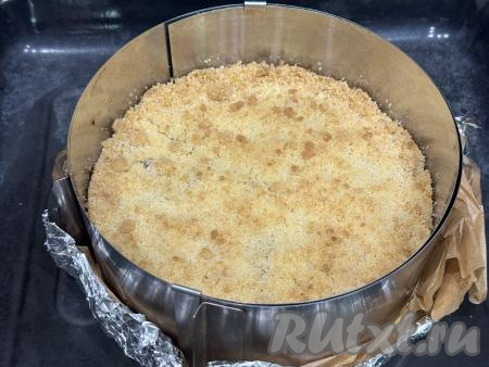 Выпекать насыпной пирог со сливами в разогретой до 200 градусов духовке минут 40.