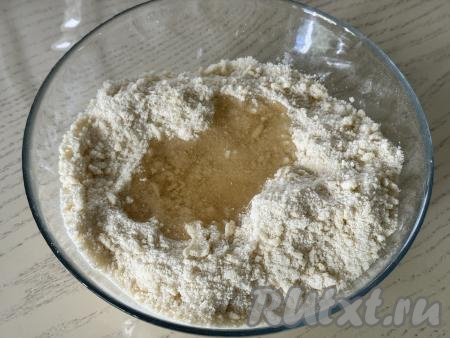 Перетереть массу руками до однородности, влить 5 столовых ложек растительного масла.