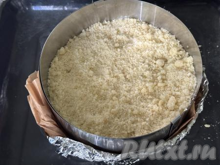 Равномерно разложить поверх слив оставшуюся песочную крошку, покрывая все фрукты.